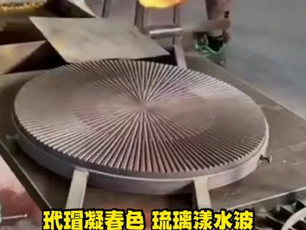 高超的#技艺 总是佩服到感动,包括会个简笔画、辫个绳、废物利用,特别不喜欢投机取巧虚张声势。要是有机会去现场看看#琉璃 制作就好了。
琉璃与玻璃区别:
1、成分不同
玻璃主要用多种无机矿物(如碳酸钡、石灰石、石英砂、硼砂、硼酸、重晶石、长石、纯碱等)为原料,再加上少量辅助原料制成。
琉璃是用各种颜色的人造水晶(含24%的二氧化铅)为原料,然后用水晶脱蜡铸造法在1000多度的高温下烧制而成的。
2、颜色丰富度不同
玻璃混入一些金属氧化物或盐类会显示出颜色,但都是单一的颜色。而琉璃的颜色多种多样,而且层次不一,一般都是艺术品,古人叫它“五色石”,当时比玉器还珍贵。
3、价格不同
玻璃加工制作简单,颜色单一,不会特别贵,琉璃制作要经过几十道工序才能完成,且主要靠手工制作,制成一个完美的成品极其困难,机率只有70%,所以价格比玻璃高很多。当然玻璃做好了也需要水平