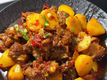 超好吃的土豆烧排骨#日常做饭 ##太香了 #土豆烧排骨