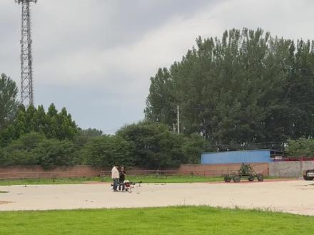 小院夏日防虫新动作,操控无人机撒农药。
#侣行 #张昕宇梁红