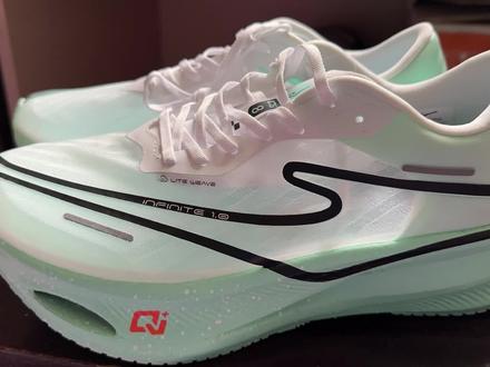 新战靴鸿星尔克止境1.0终于到货了,穿它小冲一个五公里感受一下