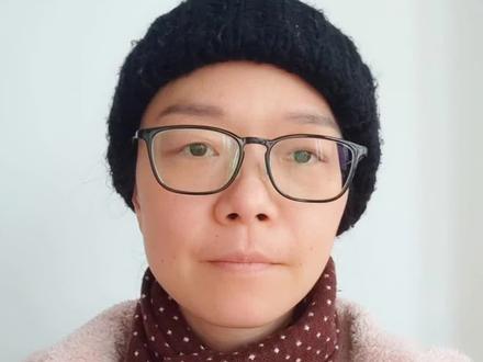 美国人认为中国制药行业的deep seek时候在去年秋天到来了,只是这事没引起大众关注而已。
有一家公司名叫Summit Therapeutics,去年秋天,这家公司宣布从中国的康方生物授权了一款肺癌药物,这款药在临床试验中的表现比德国默克公司的王牌药物还要好,要知道那可是默克生产的全球最畅销的癌症药物,年销售额高达300亿美元!这个消息一出,Summit的股价直接起飞,市值暴涨几十亿美元。
为什么这件事这么重要?因为它标志着中国生物技术公司不再是“跟随者”,而是成为了全球创新的引领者。中国的生物技术行业,正在从“制造仿制药”向“开发原创药”转型,这是一个巨大的飞跃。
那么问题来了,中国的生物技术行业为什么能这么快崛起?这里有几个关键原因:
第一,人才回流。 过去十年,大量在美国接受顶尖训练的科学家回国创业,带来了先进的技术和经验。比如,上海周边已经形成了一个生物技术产业集群。
第二,成本优势。 中国的临床试验成本只是美国的一小部分,而且劳动力成本低,这让中国公司能够以更低的预算快速推进研发。
第三,政策支持。 中国政府对生物技术行业的扶持力度很大,简化了审批流程,使得新药上市的速度大大加快了。
还有一个就是市场需求。 中国有14亿人口,老龄化问题越来越严重,因此对创新药的需求非常大。
中国的生物技术崛起,不仅改变了国内的市场格局,也对全球制药行业产生了深远影响。
举个例子,减肥药市场最近两年特别火。美国的礼来和诺和诺德是主要玩家。但现在,默克和阿斯利康这些巨头也要搞减肥药,他们居然开始从中国公司引进口服GLP-1药物。
为什么?因为中国的研发成本低,而且效率很高。
那么,作为普通投资者,我们该如何抓住这个机会呢?
你可以关注单个医药股票,不过我觉得选个股风险还是比较大,新药的研发成功率很低,很多药物在临床试验阶段就失败了,行业的竞争又这么激烈。
所以,可以考虑投资整个行业,比如A股和港股的医药ETF,不过港股更偏向创新药,其中就包含上面所说的康方生物。#股票投资 #生物制药 #新手小白投资指南 #未来20年的财富风口