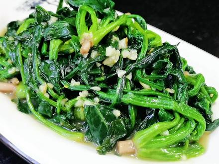 蒜蓉菠菜入味不出水的做法,过年不用去饭店,在家更能吃出年味来 #年夜饭 #简单美食 #家常菜 #年味 #在家做美食 #一日三餐人间烟火 #菠菜