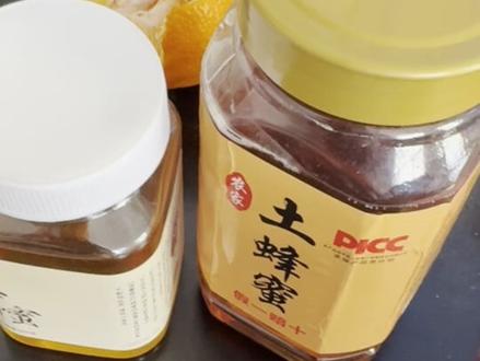 72岁的老年人在某手上面买的物品,你们欺骗老人良心不会痛吗?一共2*4+1*4=12斤蜂蜜,早上一顿晚上一顿,还是糖尿病患者。平时烧红烧肉都不放糖的人!好像子女都要害他们的命,怎么说也不听。博主说:家人们这个吃了好,让他们就真的吃!哎,你们的父母也是这样吗?小时候我们是犟种,我们长大了,老人是犟种,反着来就对了!阿巴阿巴阿巴…….#健康科普 #糖尿病 #保健品