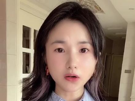 娘娘:“本宫皮肤白吗?”小福子:“超级白!”史料记载,娘娘闽南人士,太监入宫两天,享年十五岁