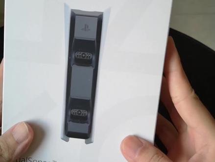 整了个PS5手柄充电底座,看起来是官方降价了,不赖。再也不用漫天飞线了,还能双充!#ps5 #ps5手柄 #ps5原装座充 #ps5周边