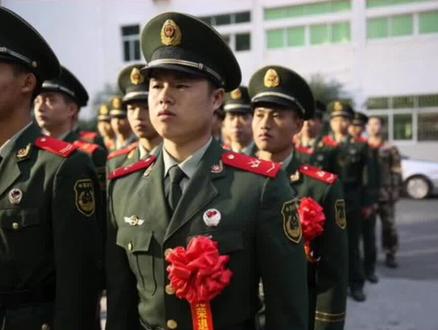 转业士官安置到公安局,究竟需要佩戴何种警衔,是否有编制?这个视频为我们解答了这些问题。首先,转业士官安置到公安局是有编制的,但不是行政编,而是事业编,从事工勤岗位。其次,为了工作需要,可以佩戴一杠三颗豆的警衔,但是这个警衔在上班时和退休后都不会变化。由于转业士官在公安局没有执法权,因此进去后岗位转换的机会较少,天花板也比较低。所以,如果当地提供了公安局的岗位,战友们在选择时要慎重考虑,毕竟进去后只是一个辅警。#参军知识 #参军规划 #转业安置 #转业