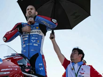 车圈流浪汉到赛场传奇,中国机车+孤勇者,这才是真正的飞驰人生。#张雪 #张雪机车