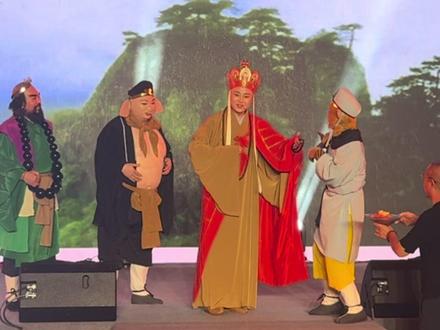 唐僧师徒也来了! 这是孙悟空本尊吗?金箍棒是怎么变出来的?这师徒四人也太像了!#年会 #西游记组合#通天大道宽又阔 #美猴王单国栋