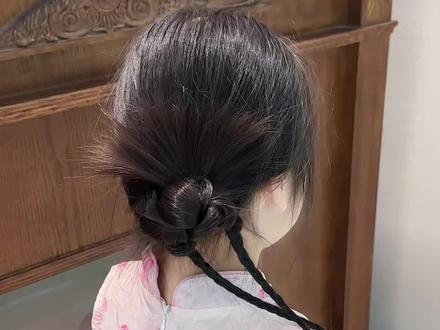 新手宝妈也能轻松学会的新中式发型,简单又清爽,搭配旗袍、新中式 、汉服都很好看~#儿童编发 #新中式 #宝妈必看编发 #手残党也能学会的发型