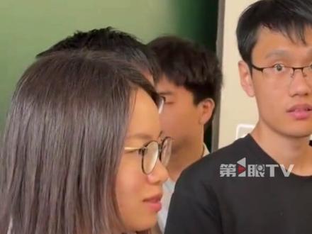 34岁王虹教授回北大开讲座,韦东奕连续3天坐前排认真听课。讲座结束后,#王虹和韦东奕讨论数学问题仿佛加密对话 。网友:每个字都听懂了,连在一起又懵了......#王虹 #韦东奕 #学霸