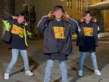 今日份快乐请接收🥳#dou来舞蹈 #失恋阵线联盟#三胞胎 @DOU+小助手 @抖音小助手