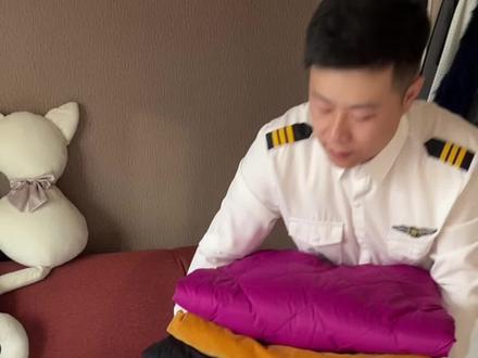 一看就会的三种不同羽绒服的收纳,既不降低蓬松度来年穿还依旧如新#衣服整理收纳技巧 #整理师 #叠衣服 #羽绒服收纳技巧