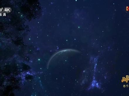 2026春晚李健《人间共鸣》 李健这首《人间共鸣》的核心寓意,是传递“人生同路人”的温暖共情,歌颂平凡生命间的相互理解与慰藉,唱尽人间烟火与岁月知音的珍贵。
这首歌特意摒弃了宏大叙事,将目光聚焦在外卖小哥、异乡游子等普通人的生活切片上。它表达的不仅仅是传统的亲情团圆,更是一种更广泛的情感联结——无论我们来自不同的人生,有着怎样的经历,当我们在追梦路上经历晴朗与泥泞时,总能在彼此身上找到相似的频率,产生心灵的感应。
在春晚的舞台上,这首歌就像一位“岁月知音”,用温润的旋律告诉大家:即使是陌路相逢的陌生人,也能因为共同的生命体验而相互温暖,这便是人间最珍贵的烟火与善意🙏🙏🙏