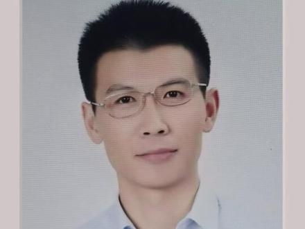 秀山高级中学校2025届20班高考成绩及录取情况汇总
一、成绩统计:
全班30人,总分均在600分以上,最高分被屏蔽(重庆市理科前十),其余29人均分642.7。其中670分(2025清北在重庆市录取最低分数线)以上5人;650分以上10人;640分以上17人。
二、录取情况:
清华录取4人,北大录取1人;
十大名校录取10人(含5名清北生);
免费师范录取3人;
985高校录取26人。
亲爱的同学们,此去星辰大海,行囊有梦,更有师长的星光引航。愿你们:追光而行,自成光芒!
感恩所有点灯引路的任课老师们!
感动所有孩子们永不言弃的拼搏精神!#重庆秀山#秀山教育#秀山高级中学
来源:秀山高级中学高2025届20班家委会