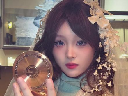 你看你又跳! #依赖摇 #艾克里里 #运镜 #穿搭#贺峻霖也是依赖摇上了