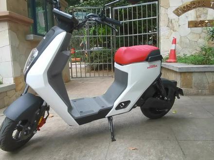 小伙看到一辆3000多电动车,48V24A锂电,续航80km,比小牛划算?