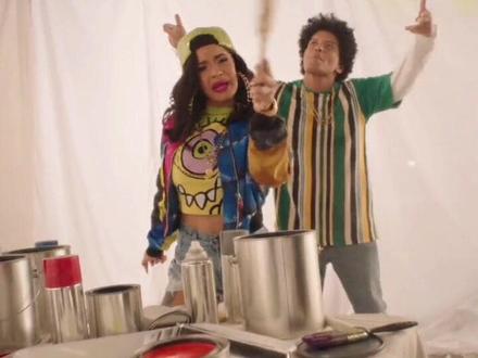 第56期|#火星哥 2016年横扫格莱美各大奖项的专辑,里面的一首歌#Finesse ,会跳舞的唱片机从不让人失望,虽然时隔6年至今才发新专辑,不过我还是更爱上一张更耐听,MV版本添加了卡老师助阵说唱部分,只能说锦上添花!(小道消息说今年杰伦哥也会发新专辑,拭目以待!)