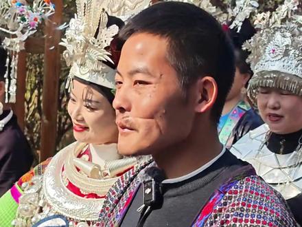 “刀疤哥”做客剑河温泉小镇:巡游时超腼腆,剃猪毛直接火力全开!