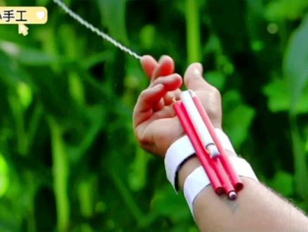 自制炫酷蛛丝发射器,变身现实版蜘蛛侠,你值得拥有,喜欢的朋友快来看看吧#蛛丝发射器 #蜘蛛侠 #是时候展现真正的技术了 #给生活找点乐子 #我要上热们 #手工