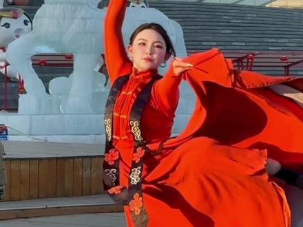 赛白努!骏马奔腾迎新春,草原儿女送福来。祝你在丙午马年:身体像草原的雄鹰一样强健,生活像醇香的奶酒一样甘甜,事业像脱缰的骏马一样飞驰!阿木尔赛罕!(新年快乐)#企业文化 #蒙古族女孩拜年#蒙古族舞蹈