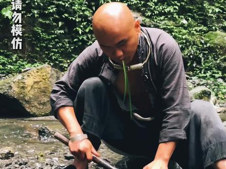 探索56个民族第28集-湘西土家族 坐龙峡位于湘西古丈县红石林镇,经由300万年大自然的风吹、水蚀而成,一直隐逸于湘西茫茫十万群山之中,都说不到长城非好汉,但我觉得,来了湘西不到坐龙峡峡是遗憾。今天,天空飘着绵绵细雨,我来到了坐龙峡,准备登上山顶探索隐逸在这里的土家族村寨。没想到路途中被一位土家族兄弟拦了下来......@玲姐在湘西@大华西游 @小辣椒🌶️辣翻天 #旅行推荐官 #土家族 #湘西 #民族特色民族文化 #少数民族