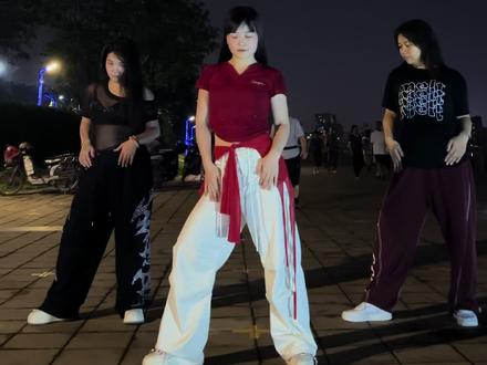 看视频才发现,后面的大爷跟跳的还挺好的勒👍👍舞蹈不分年龄,一起嗨起来吧#江南style #最嗨广场舞 #超长完整版 #零基础学舞蹈