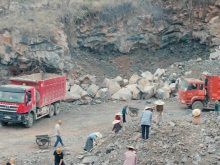 一座废弃的矿场,意外被小伙发现满山红翡翠 #黄金瞳 #抖音二创激励计划