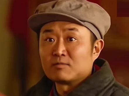 他吵架吵出了半部剧的笑点 《主角》里做梦都想当主角的何大锤,站了一辈子侧幕,却住进了观众心里。#创作者伙伴计划 #主角