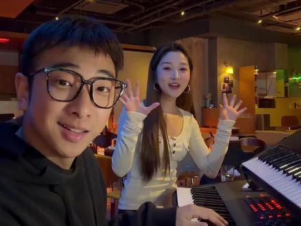 【打假】唱歌自带电音的歌手给你们请来了!看她的转音是真是假 #抖音音乐年终狂想 #我的2025主打歌 #钢琴小马甲 #Rnb @浪依z