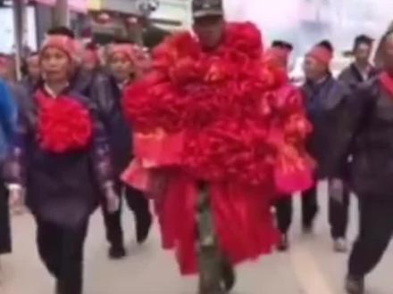 爷爷是抗美援朝老兵,伯伯参加过对越自卫反击战,二次入伍的他,要为这个三代军人之家续写梦想与光荣!