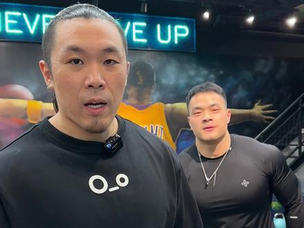 【哑铃推举详解】哑铃推举是练肩的一个很好的动作,从拿放哑铃开始到完成一个高质量的动作有很多细节,我把这些内容拍成了视频跟兄弟们详细分享#练肩 #健身干货 #运动表现 #推肩#力量训练