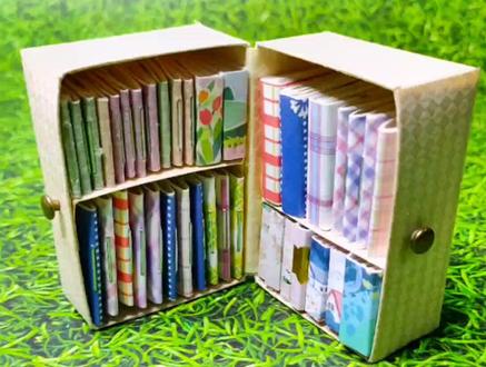 用胶带包装盒做一个迷你书柜,解压还好玩儿😃#纸盒改造 #手工diy #创意手工
