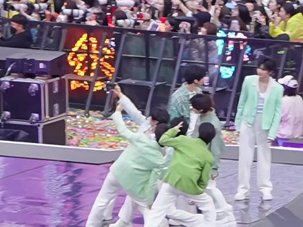 28号开场和结束,ing都拍合照啦
#橹穆
#TFing
#tf家族新年音乐会