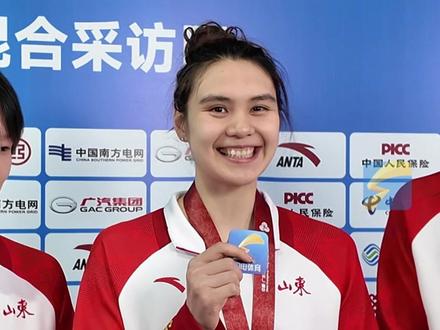 11月10日晚,十五运会女子4X100米自由泳接力决赛,山东游泳队葛楚彤、王一淳、张昕煜、杨浚瑄以3分36秒51的成绩夺冠。比赛中,山东队凭借最后一棒的奋力冲刺,以0.1秒的微弱优势反超浙江队,摘得金牌。夺冠后姑娘们的反应太可爱!#游泳