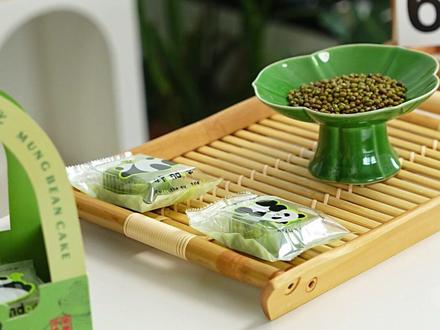 春天就应该吃上好吃的绿豆糕,搭配上这么小清新的绿豆糕打包盒简直是太合适了,提着送人也很不错呢!C#绿豆糕 #绿豆糕打包盒 #手提绿豆糕盒 #春季糕点