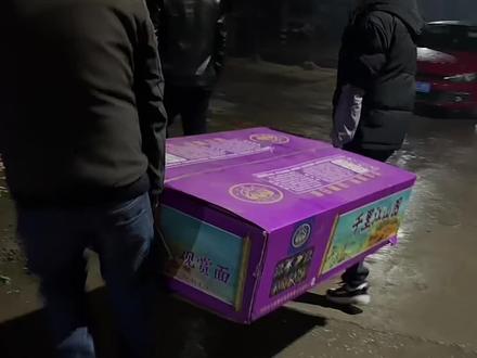 这个家伙2800元,快100斤,放了两分二十秒的精彩表演
千里江山图
大小总共五千米烟花放了10分钟,真舍得😂