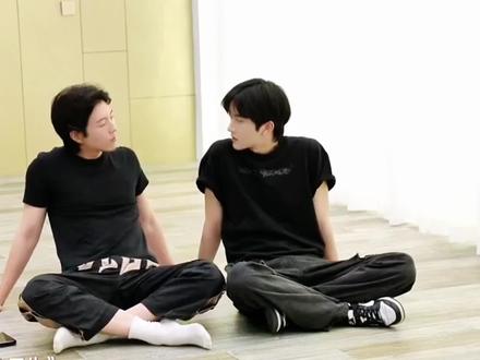 最新消息:演员邱鼎杰和歌手黄星因感情问题谈判失败吵架,两人不欢而散,黄星疑似被气哭!(纯造谣,你们先别笑了,很好看啊)#幕后花絮