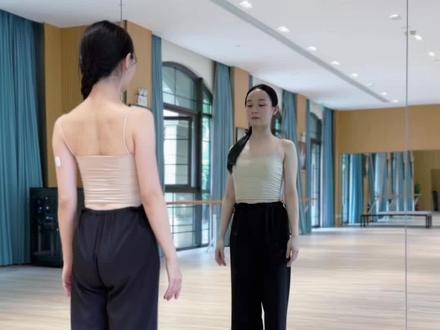 《喜雨》正面、背面、慢速分解 供参考,业余舞者第三次挑战喜雨,短短一段,每次练到手机没电才结束,这次是不是更松弛一点了?#孟庆旸喜雨舞蹈挑战 #春晚喜雨 #喜雨