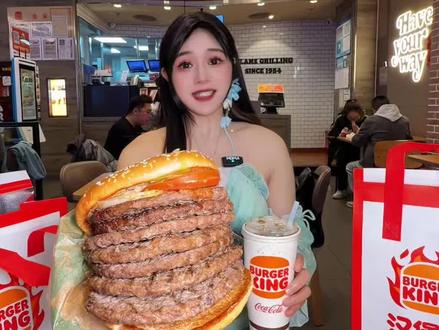 村里的孩子也吃上城里的货了,挑战一口咬下汉堡王7层皇堡!#谁能一口咬到第7层、#你是哪种吃汉堡嘴型#七层皇堡#被官方确诊为年度老吃家 #汉堡王 89.9预售