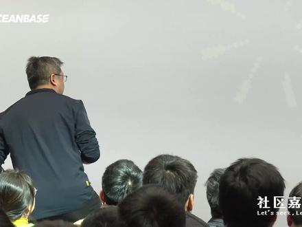 从 RAG 到 Context Engine 从 RAG 到 Context Engine —— 构建 AI Agent 的数据基座
在 AI 时代,构建坚实的数据底座离不开广大开发者的共同参与和生态协作。本次活动邀请了来自不同技术社区的嘉宾,他们结合自身实践与行业思考,围绕 AI 数据底座的构建路径展开深度分享。OceanBase seekdb 作为 AI 原生混合搜索数据库,成为多位嘉宾演讲中的高频词汇。
RAGFlow CEO 张颖峰亲历了从传统搜索到 AI 时代的跨越。“从 RAG 到 Context Engine,构建 AI Agent 的数据基座”为题,进行了分享。
“在很多人看来,RAG 或许已是过时的技术,但我认为,他恰恰能够成为 AI 原生数据库所需的重要基础。”张颖峰指出,未来的 AI 原生数据库不应仅仅是模型的堆叠,而应以“强检索能力”为核心,构建能够统一管理知识、数据与工具的上下文引擎架构。在这一框架下,单一的 RAG 技术虽已难以应对复杂的交互场景,但可以演进为支持智能体(Agent)的统一上下文引擎,通过 “检索前置 + 上下文优化” 机制,实现对结构化与非结构化数据、以及交互记忆(Memory)的综合处理。
他强调,RAG 的本质在于检索。未来的上下文引擎应具备按需为智能体提供精准信息的能力,并借助 OceanBase seekdb AI 原生数据库,支持多模态、高频率的混合检索,最终推动技术实现从单一检索到全方位上下文服务的跨越。
#OceanBase
#开源
#社区
#AI