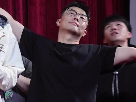 七队天桥小封箱返场周九良fo
我们能不能不分手,扭的超开心的🐱
#周九良 #德云社 #七队封箱