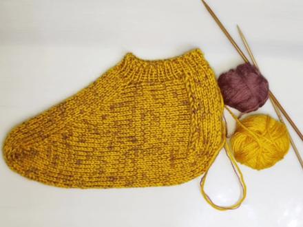 特色地板袜(1)从无痕袜头开始编织。 #编织教程