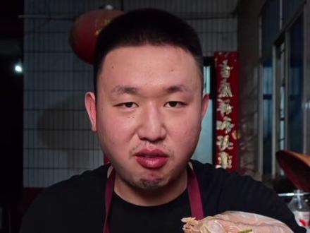 一边吃一边emo 一到晚上就开始这样 我并不知道您这是怎么了#名模坤 #名模坤直播名场面 #深夜emo #想你一万遍直到没感觉