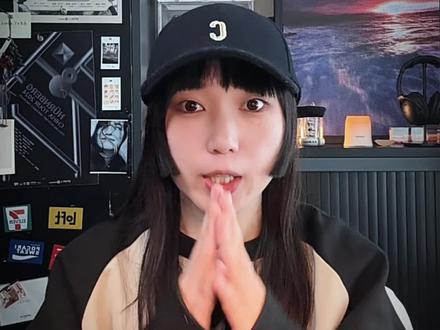 5个必备AI玩法,一次搞定视频和图片
这条视频,我总结了现在比较常见也很实用的 5 个 AI 玩法
附视频提示词:
1、宠物跳舞
提示词:
参考视频中小狗的动作,让图1中的小猫动起来
注:参考视频不能超过10s
2、动态海报
提示词:
酱汁自然地流下来
注:可以+背景音乐提示词或产品宣传语
3、宠物播客
提示词:
左边猫用男版台湾腔说:那主人晚上刷手机都在看什么?
右边狗用男版台湾腔说:别人的人生。
说完猫狗同时仰头大笑
4、爆炸拆解
直接使用模版
5、产品宣传图
直接使用香蕉模型替换佩戴饰品
提示词:把图1的饰品替换成图2的饰品
#AIGC #AI视频 #AI设计 #AI生图#AI工具