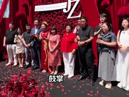 这是我很用心准备的礼物 我衷心的祝福二哥二嫂长长久久 幸福美满 也希望我和老四能够一起努力 创造属于我们的幸福生活 我相信很多喜欢我们的朋友 都在等着我和老四的婚事~ #记录真实生活 #老四小娜 #订婚