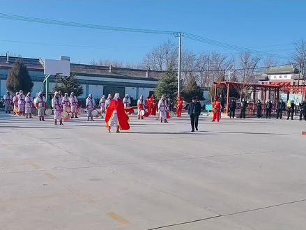 鼓震山河,彩映长天
社火排练,如火如荼
一招一式,尽展民俗风骨
一鼓一锣,奏响盛世欢歌
凝心聚力打磨细节
全力以赴奔赴登场
以热忱守文脉,以盛景贺新春
烟火升腾处,好戏正登场
#威风锣鼓 #非遗文化#社火民俗文化