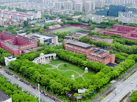 🎓毕业季|上海工商外国语学院附中高三大合影
🎓宝子们,毕业季的氛围直接拉满啦!今天来分享上海工商外国语学院附中高三年级的毕业照拍摄花絮📸
现场超有青春感,大家都穿着整齐的校服,脸上洋溢着对未来的憧憬与不舍。摄影师不停指挥着队形,同学们互相打趣、整理衣角,那些不经意的小互动,都是青春美丽的注脚💕
当快门按下的那一刻,时间仿佛定格。这一张大合影,承载着三年的同窗情谊、师恩难忘。以后翻开相册,这段闪闪发光的校园时光,一定会成为珍贵的宝藏🎁
愿我们都能奔赴下一场山海,前程似锦,顶峰相见👋
#上海工商外国语学院附中 #毕业照花絮 #青春回忆 #毕业季#中考择校 #青春不散场