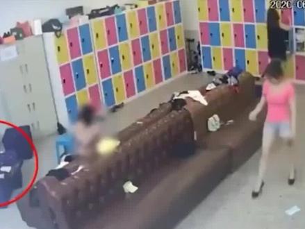 监控下难以置信的一幕:女更衣室里不仅有男人,还有监控!