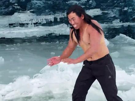 穿背心爬雪山第一人 #爬山 #雪山 #万万没想到 #抽象