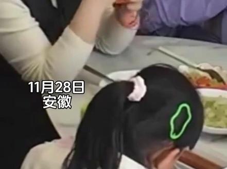 妈妈问闺女,自己做的饭和外卖哪个好吃,爸爸幽默回答逗得妈妈哈哈大笑